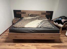 Modernes Doppelbett mit Lattenrost und Nachttischen, Top!