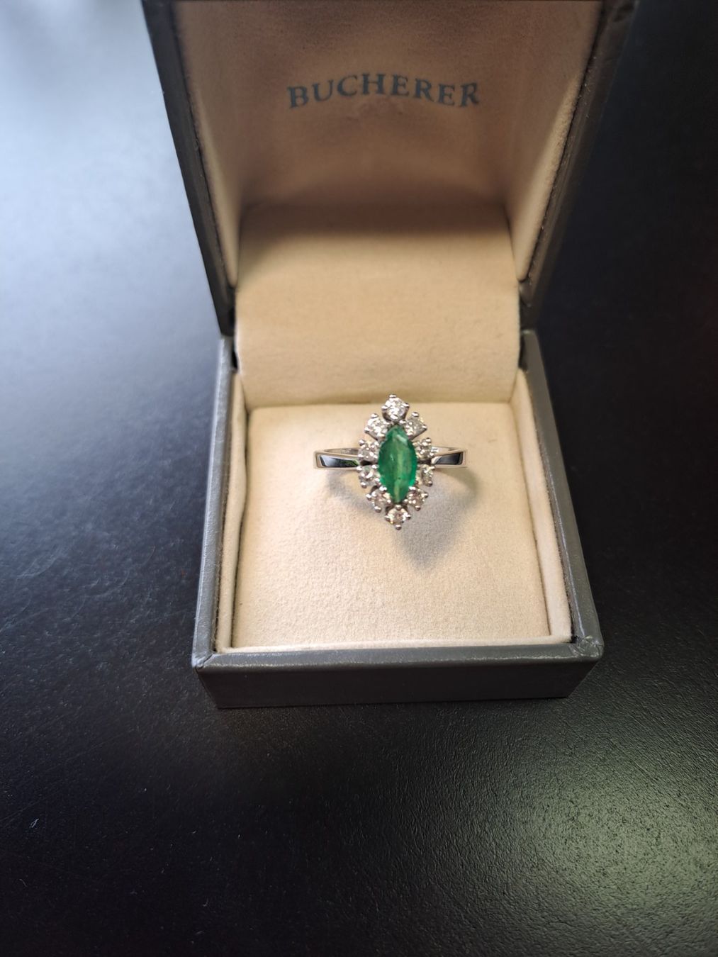 Bucherer Anelli: Smaragd Ring 18kt Weissgold – Usato da Oberegg venduto da sla_867g