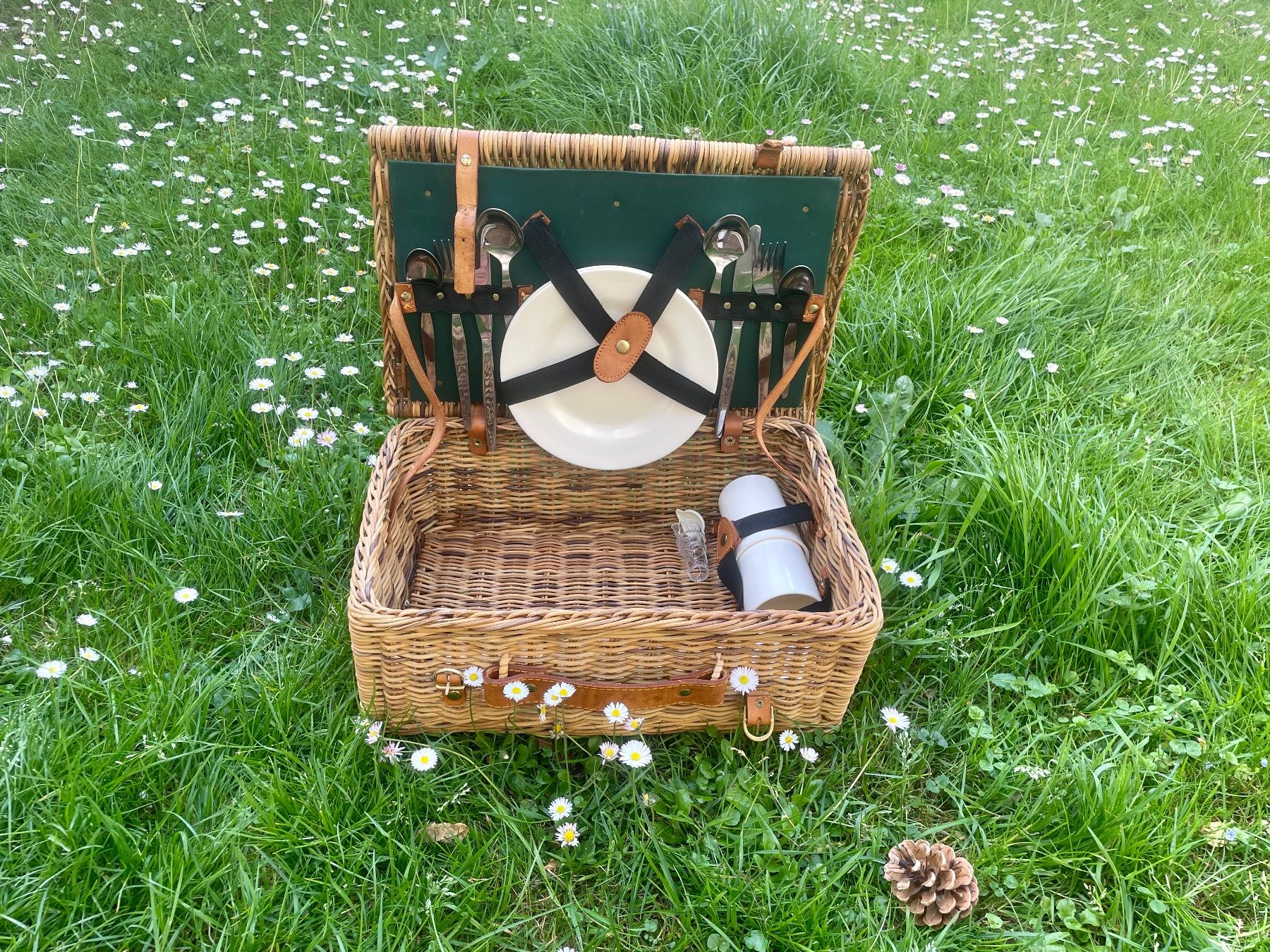 Sonstiges für Haushalt & Wohnen: Picknickkorb mit Geschirr und Besteck – Gebraucht aus Murten von kel_6w8s