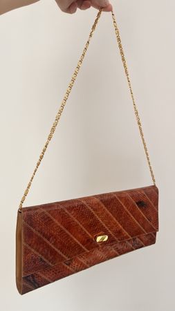Borsa pochette in pelle marrone con tracolla dorata