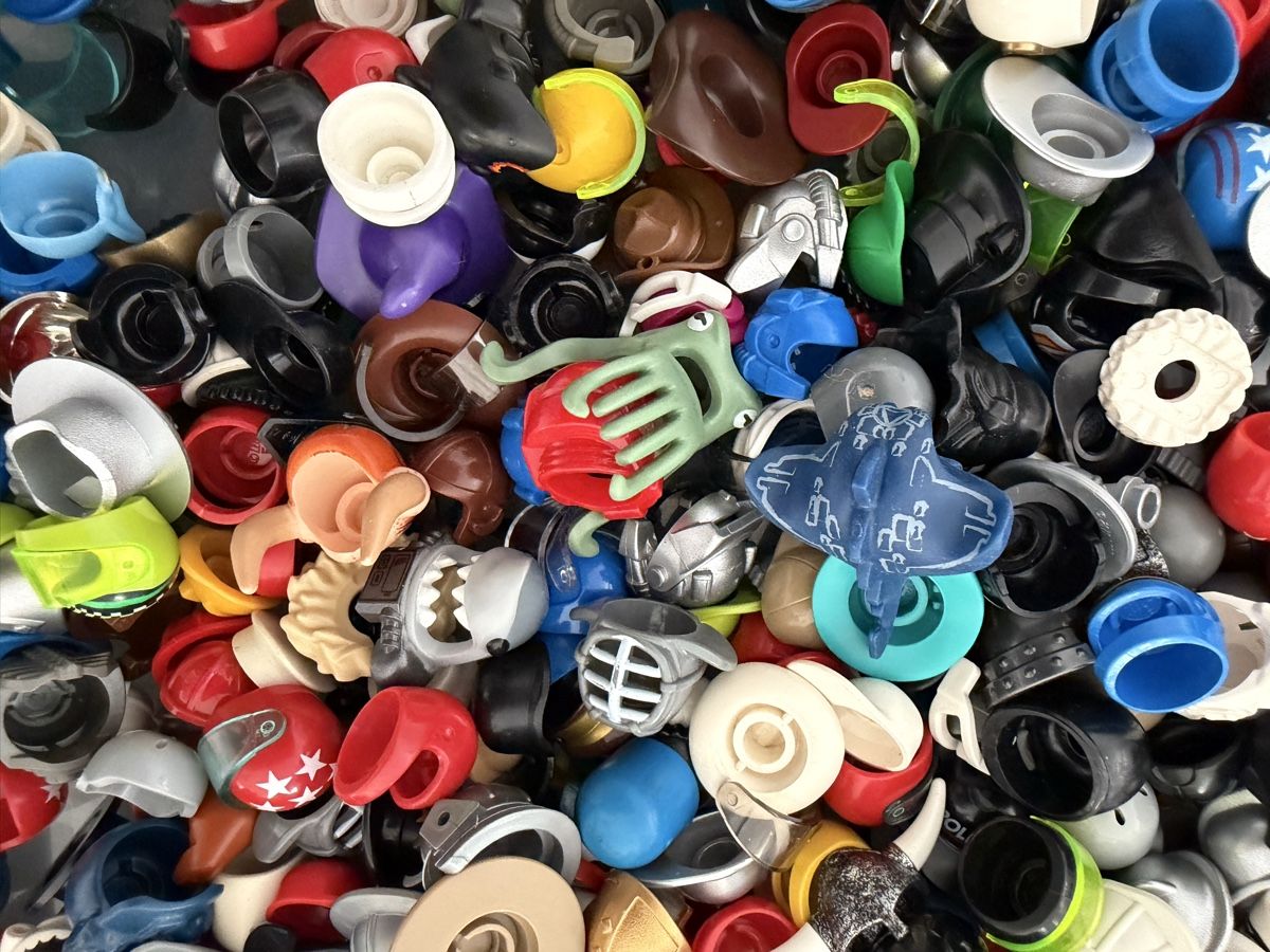Lego Spielzeuge: 100gr.— Lego Helme  & Kopfbedeckungen. – Gebraucht aus Rheinfelden von zim_2hqc 1