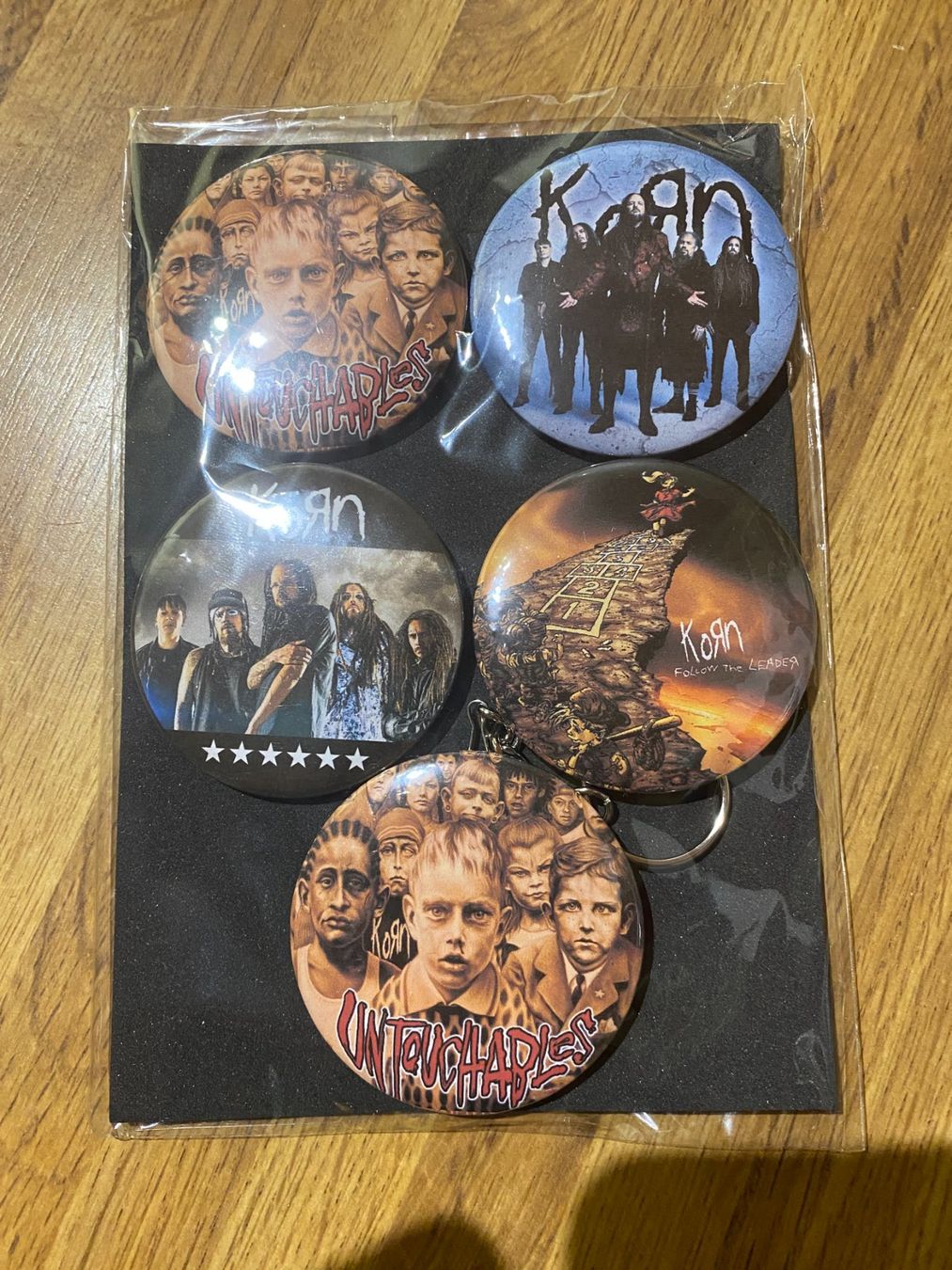 Placchette & Badge: Korn Badges Bundle, Neu! – Nuovo (secondo la descrizione) da Basel venduto da FatCatPacksTheRatt