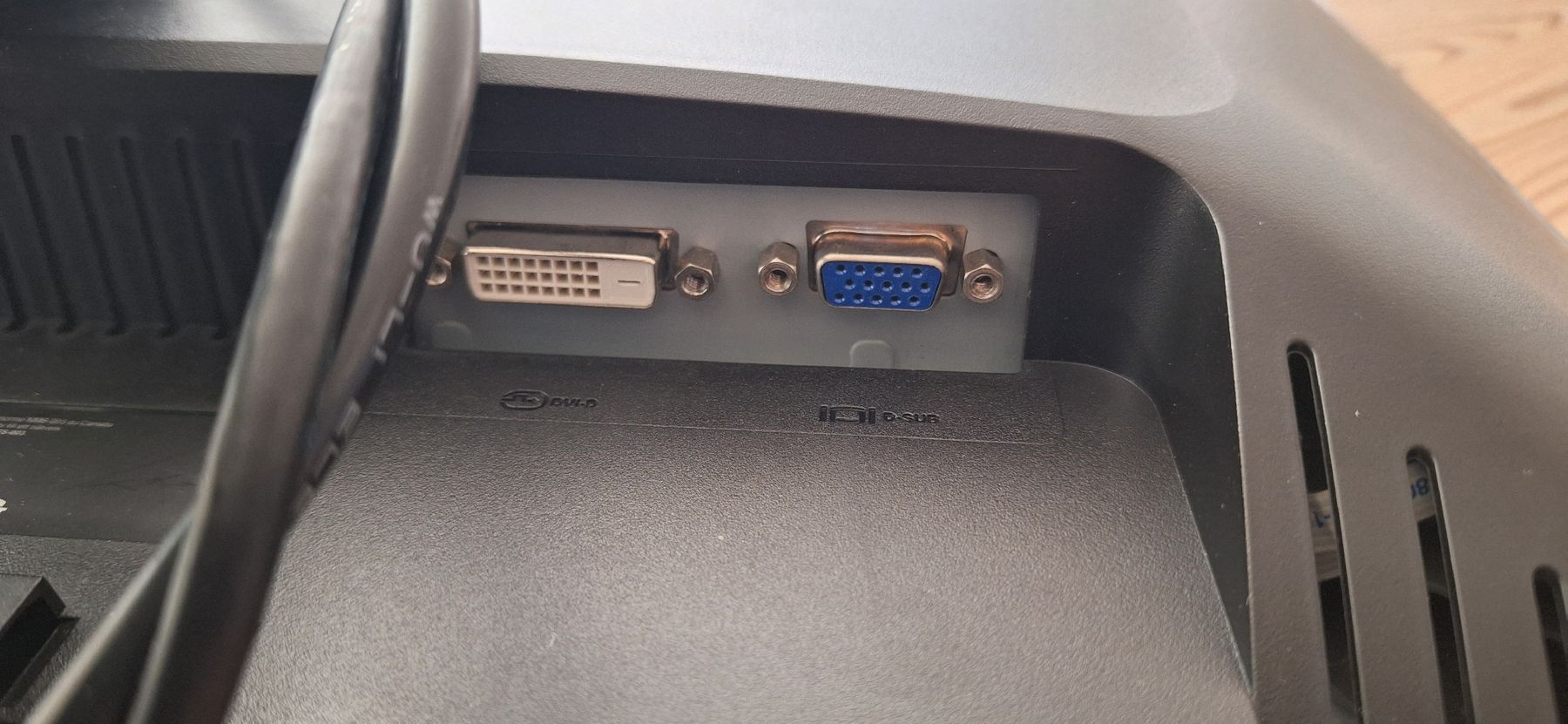 Monitor: Monitor Dell mit DVI und VGA Anschluss. – Usato da Bassersdorf venduto da Makeje58 2