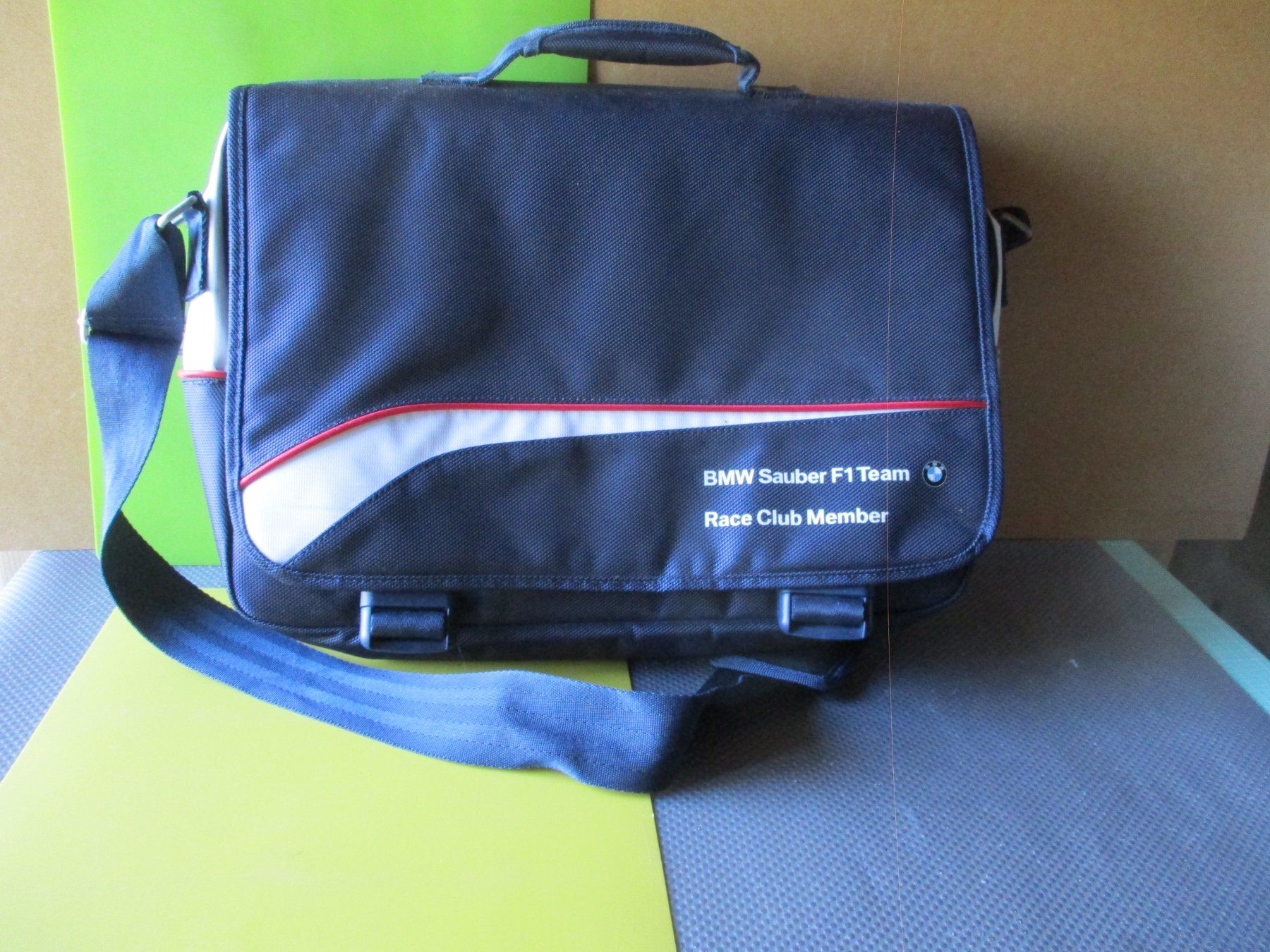 BMW Taschen: BMW Sauber F1 Team Tasche Race Club Member / Rarität! – Gebraucht aus Ottikon Gossau ZH von hokuspokus