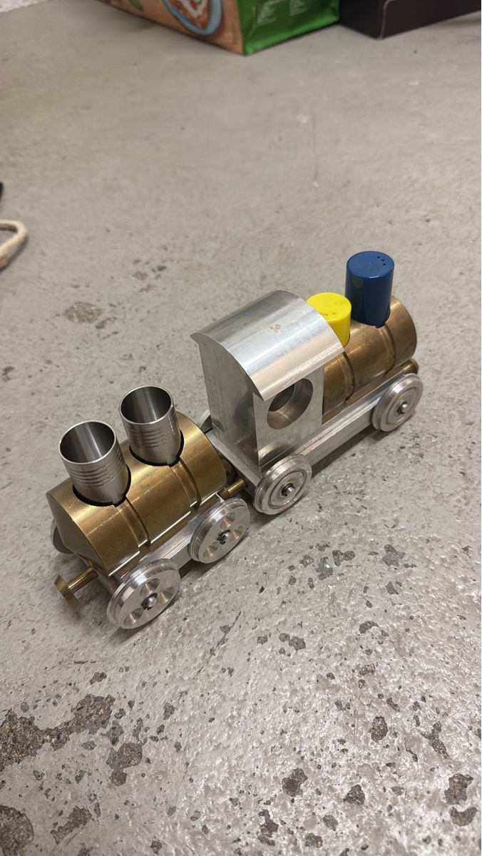 Kit di modellismo & Modellini statici: Metal Model Part with Wheels and Caps – Usato da Zürich venduto da constgemm