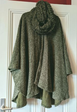 PARK LANE : Veste-cape en tricot dans les tons verts + snood
