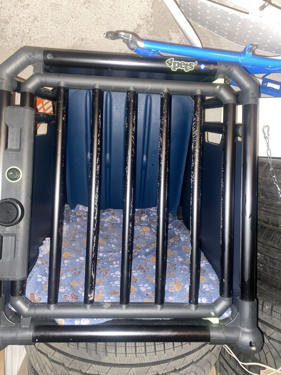 4pets Cages, transport & sécurité: 4pets hundebox – D'occasion à Trun par zel_sqk8 1