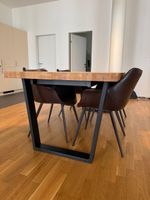 Holztisch mit Stühlen