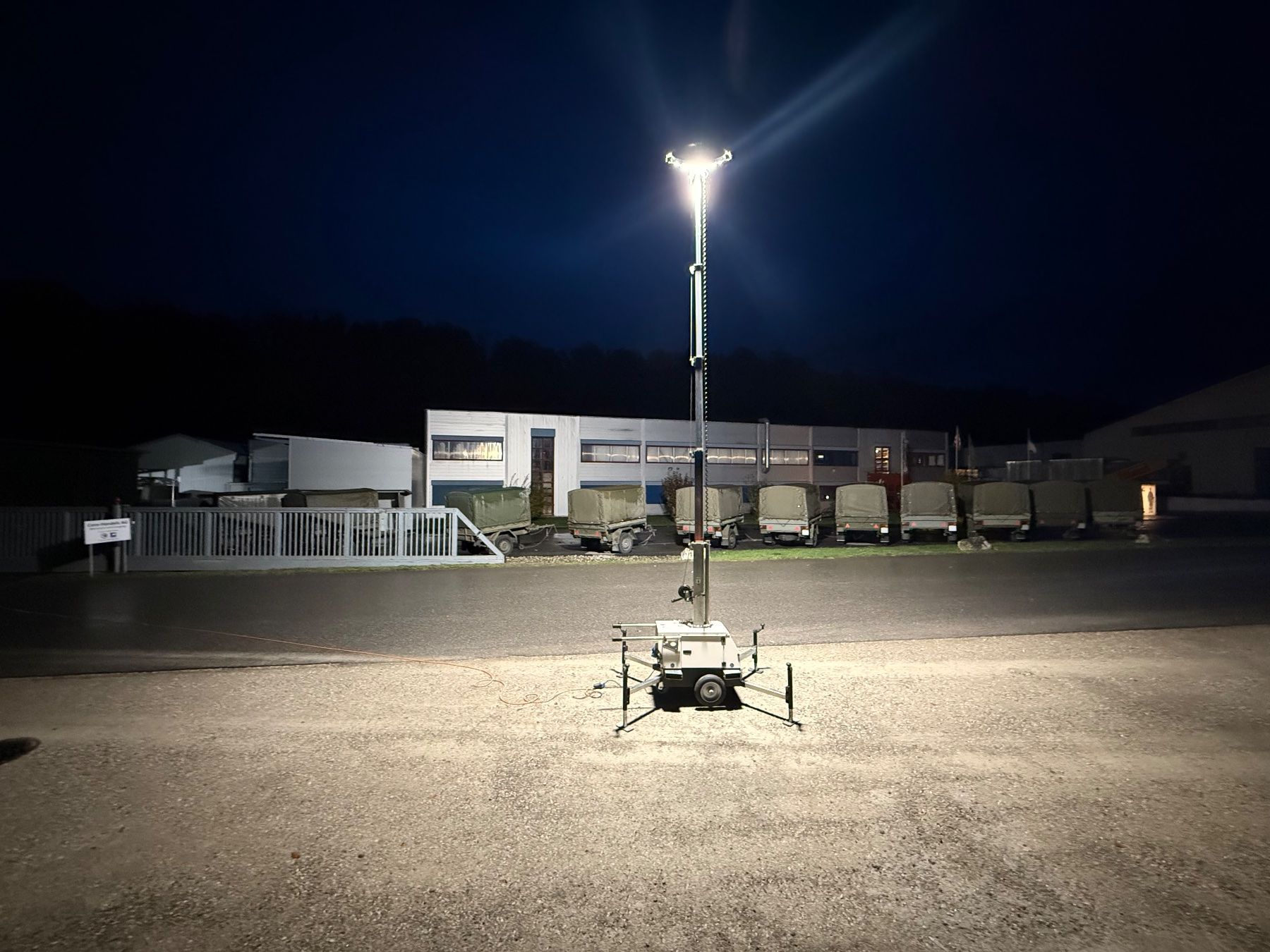 Lampen: Mobiler Lichtmast, Beleuchtungsmast, Flutlicht Scheinwerfer – Gebraucht aus Tentlingen von Rmirage