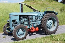 Vevey 583D Traktor mit Mähbalken