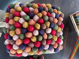 Kissen mit bunten Bommeln 2 Stück - Top Zustand!