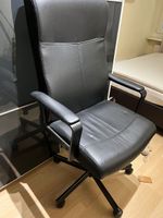 Schwarzer Bürostuhl Leder-optik 
