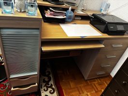 Schreibtisch mit Rollladenschrank und Schubladen – 140 × 65 