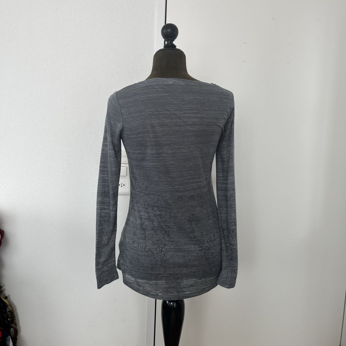 Guess Top: Guess Langarm T-Shirt – Usato da Zug venduto da saskia-chiara 2