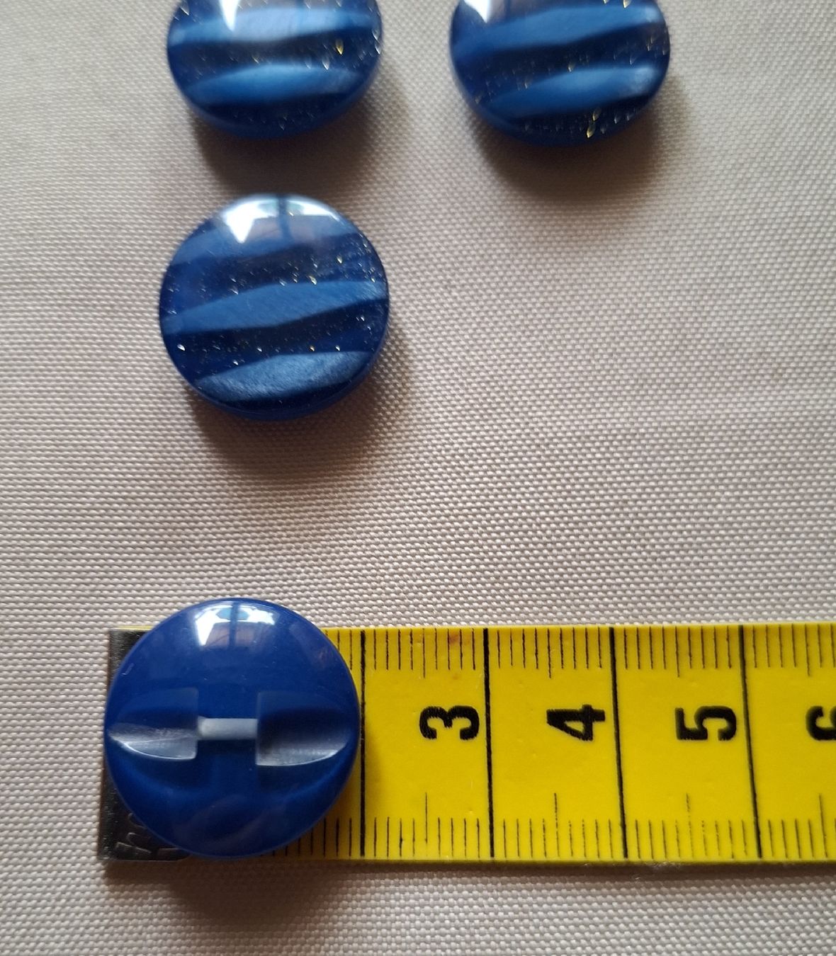 Knöpfe: 4 Knöpfe blau mit Glitzereffekt, 20 mm. – Gebraucht aus Dietikon von Hirschkopf 3