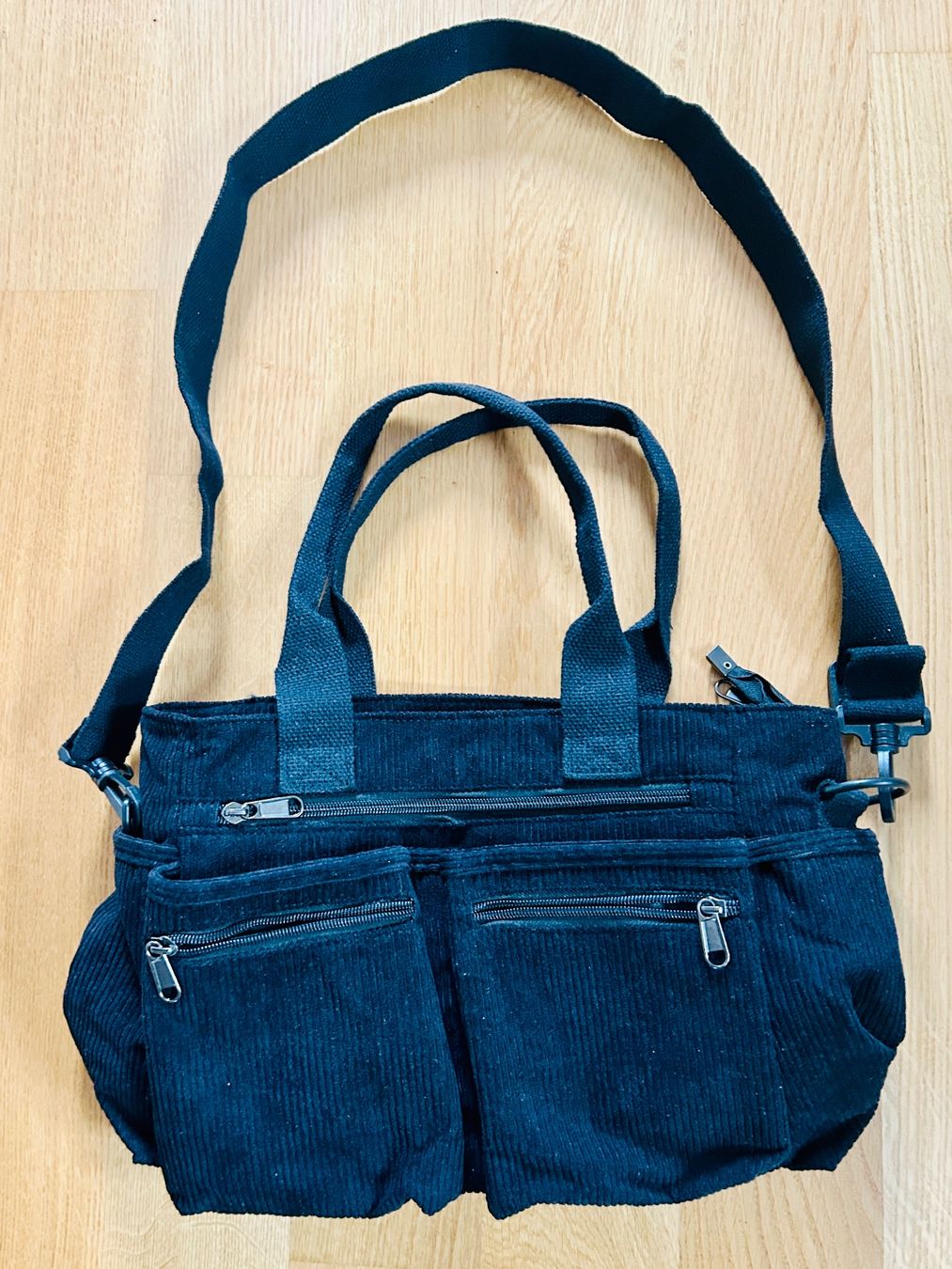 Borse da donna: Cord Tasche, schwarz mit vielen Fächer, neu – Nuovo (secondo la descrizione) da Ostermundigen venduto da Chuerbis