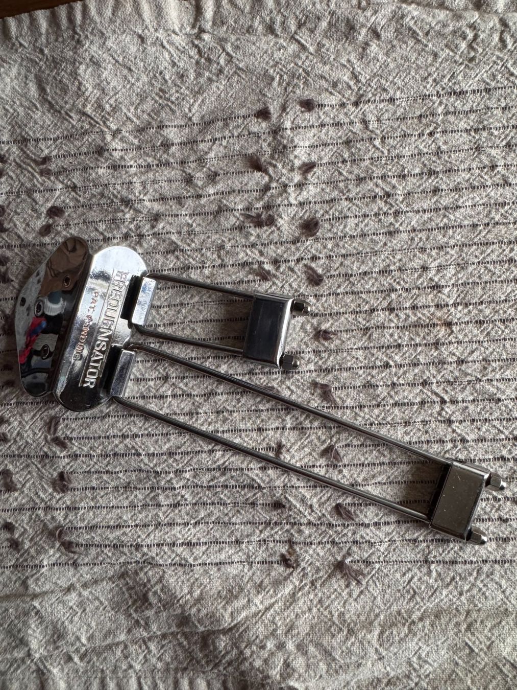 Strumenti musicali: Epiphone Frequensator Tailpiece, Original "Pat. pending" – Usato da Zürich venduto da NeroMorrison
