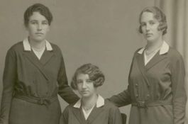Foto / AK:  3 Freundinnen mit Frisuren um 1940