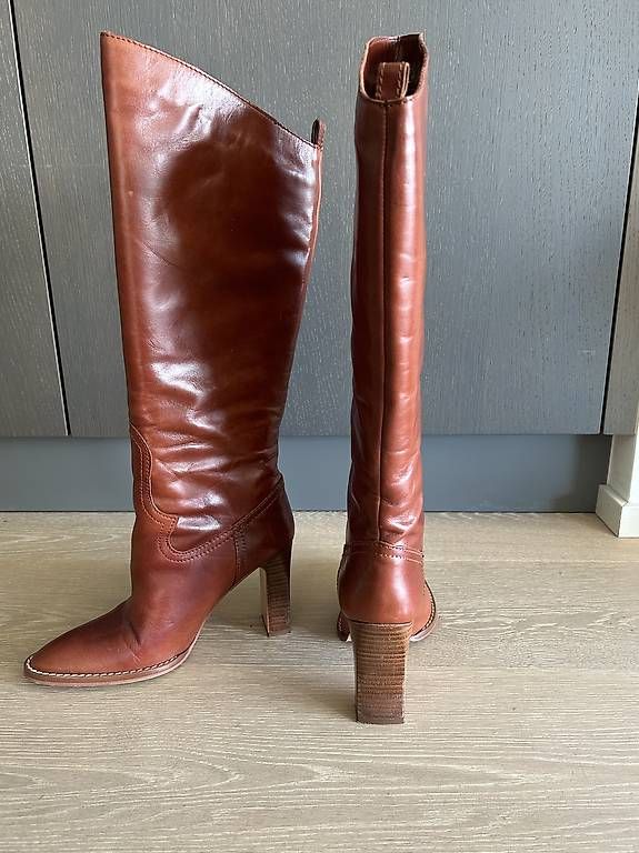 Zara Chaussures femmes: Lederstiefel von Zara – D'occasion à Kilchberg ZH par Anie. 1
