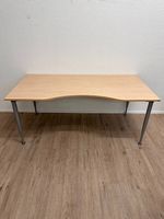 Kinnarps Ergonomischer Schreibtisch geschwungene Tischplatte