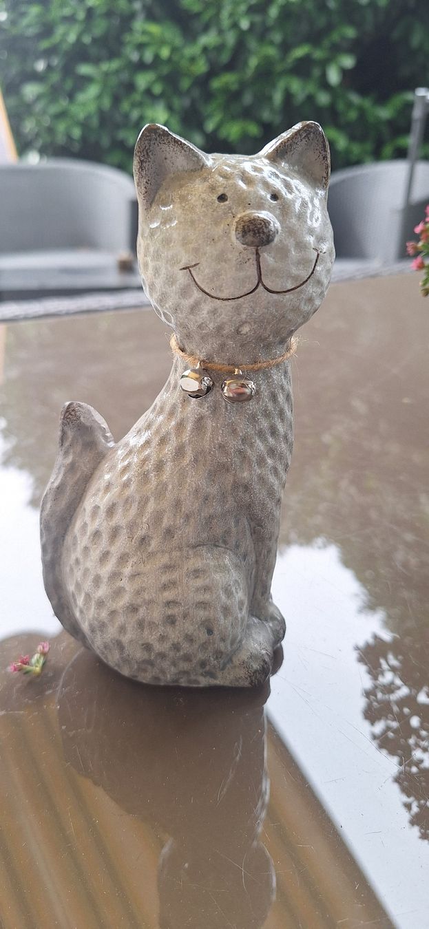 Statuette: Katzenfigur Keramik grau mit Glöckchen – Nuovo (secondo la descrizione) da Gretzenbach venduto da Chillkrot