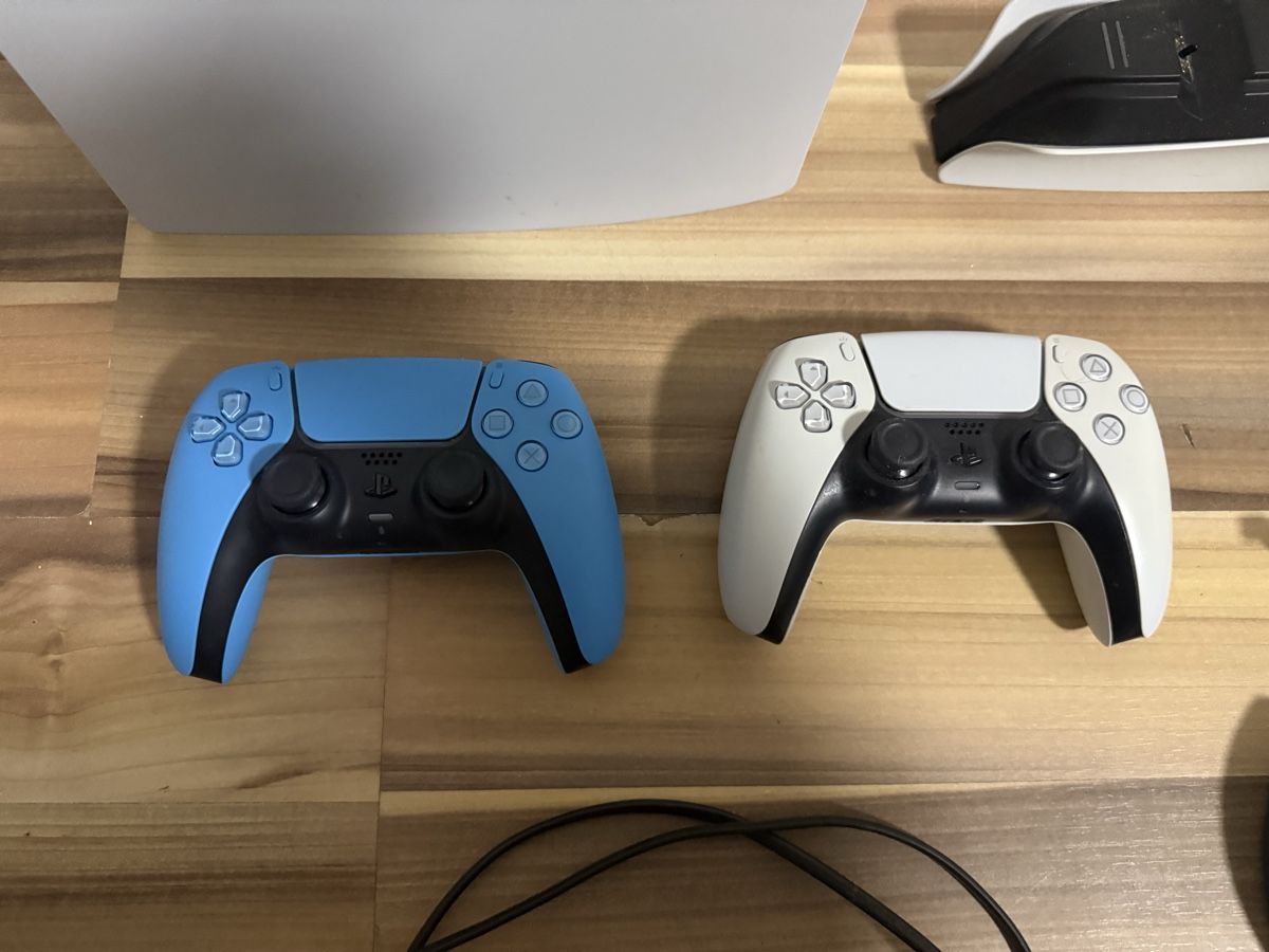 Sony Console: Playstation 5 Disc Version, 2 Controller, 3 Games, Ladestati – Usato da Widnau venduto da Refik28 4