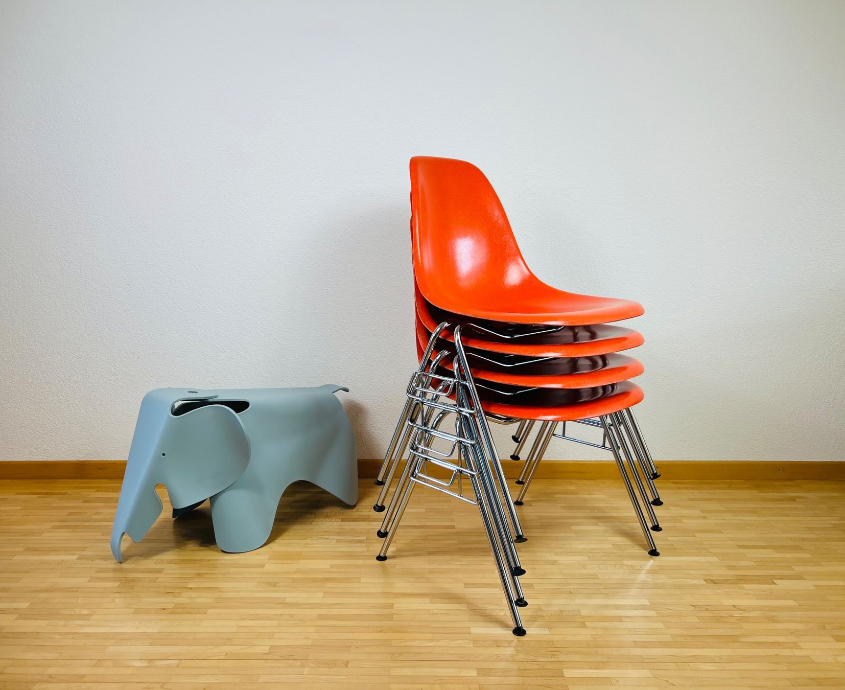 Vitra Sedie: 4 Vitra Eames Fiberglas - Stacking Side Chair - chrome Base – Usato da Egg b. Zürich venduto da B02_Designklassiker