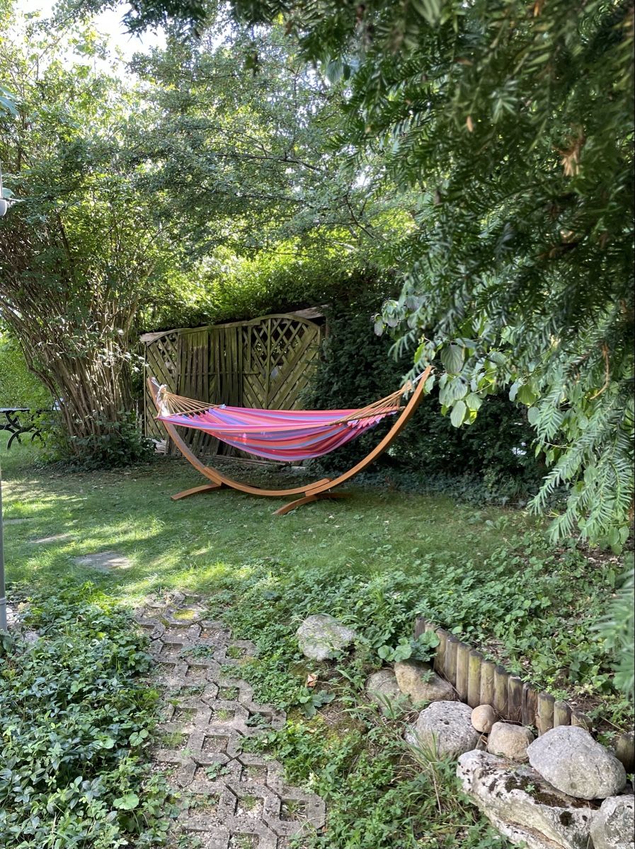 Amache: Hamac avec support en bois et toile rayée rose – Usato da La Neuveville venduto da Liphe