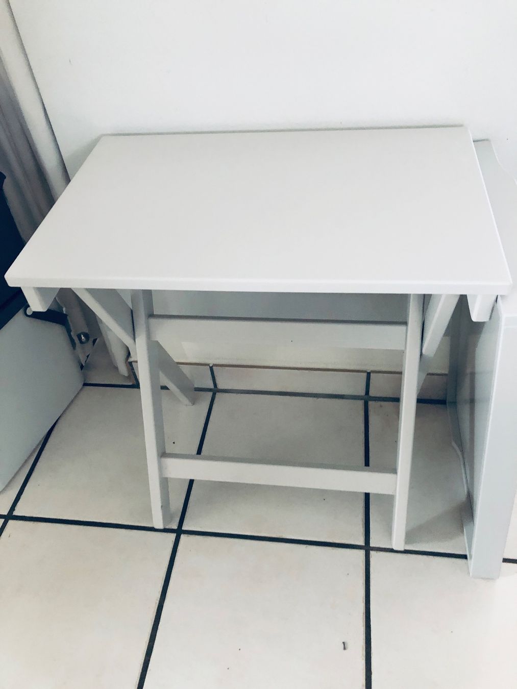 Ikea Tavoli: Schöner, kleiner, hellgrauer Klapptisch mit Tablett. – Usato da Arlesheim venduto da leyRum4.5 2