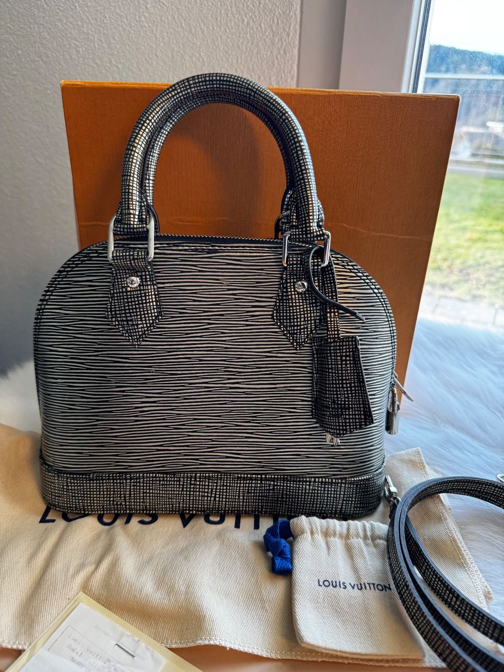Sacs femmes: Louis Vuitton Alma bb – D'occasion à Grossdietwil par RSW032