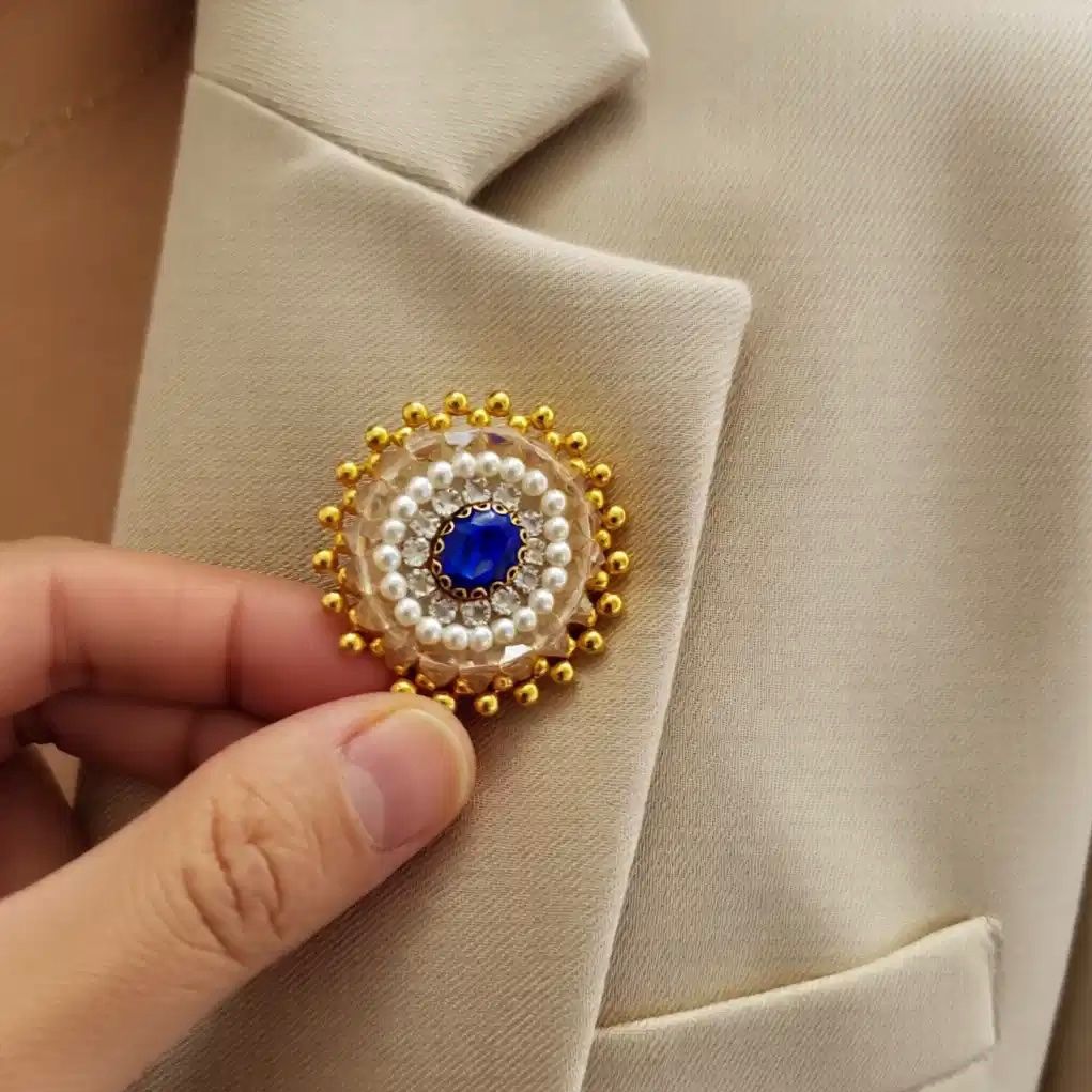 Spille & Fermagli: Luxuriös Blauer Saphir Royal Brosche - Handgemachte Brosche – Nuovo e nell'imballaggio originale da Vals venduto da ABA-Atelier 6
