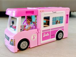 Barbie 3-in-1Abenteuer-Camper, eine Barbie Puppe gratis