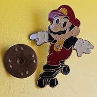 1x Pin + Verschluss - Super Mario (Nintendo) auf Skateboard