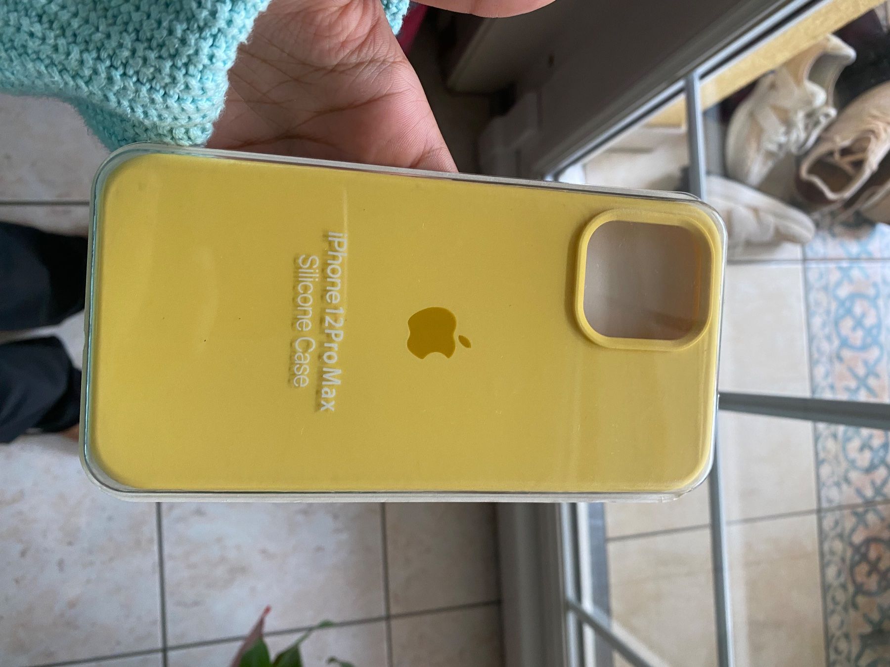 Cover & Protezioni schermo: Coque iPhone 12 Pro Max silicone jaune pastel neuve – Nuovo e nell'imballaggio originale da Denges venduto da val_j8w7 1