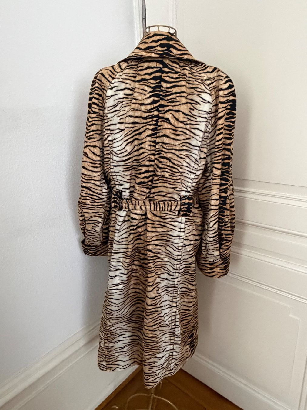 Escada Mäntel: Escada Trenchcoat mit Tigerprint, Gr. 44/46 - ein Hingucker! – Gebraucht aus Basel von Blausara707 8