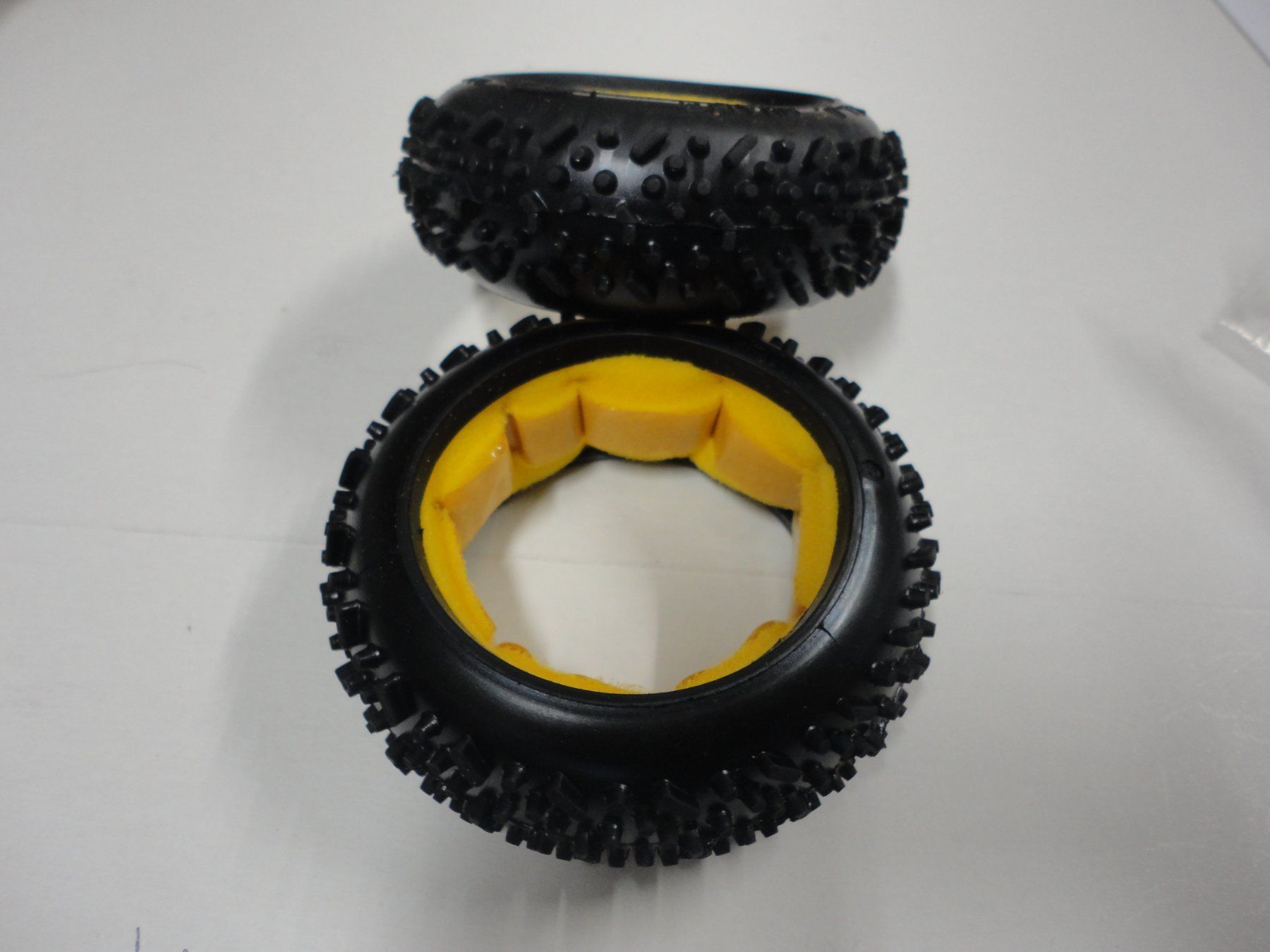 RC Kits de montage: Buggy 1:8 Reifen Qualifire mit Einlagen – Neuf avec emballage d'origine à Horgen par RcModell