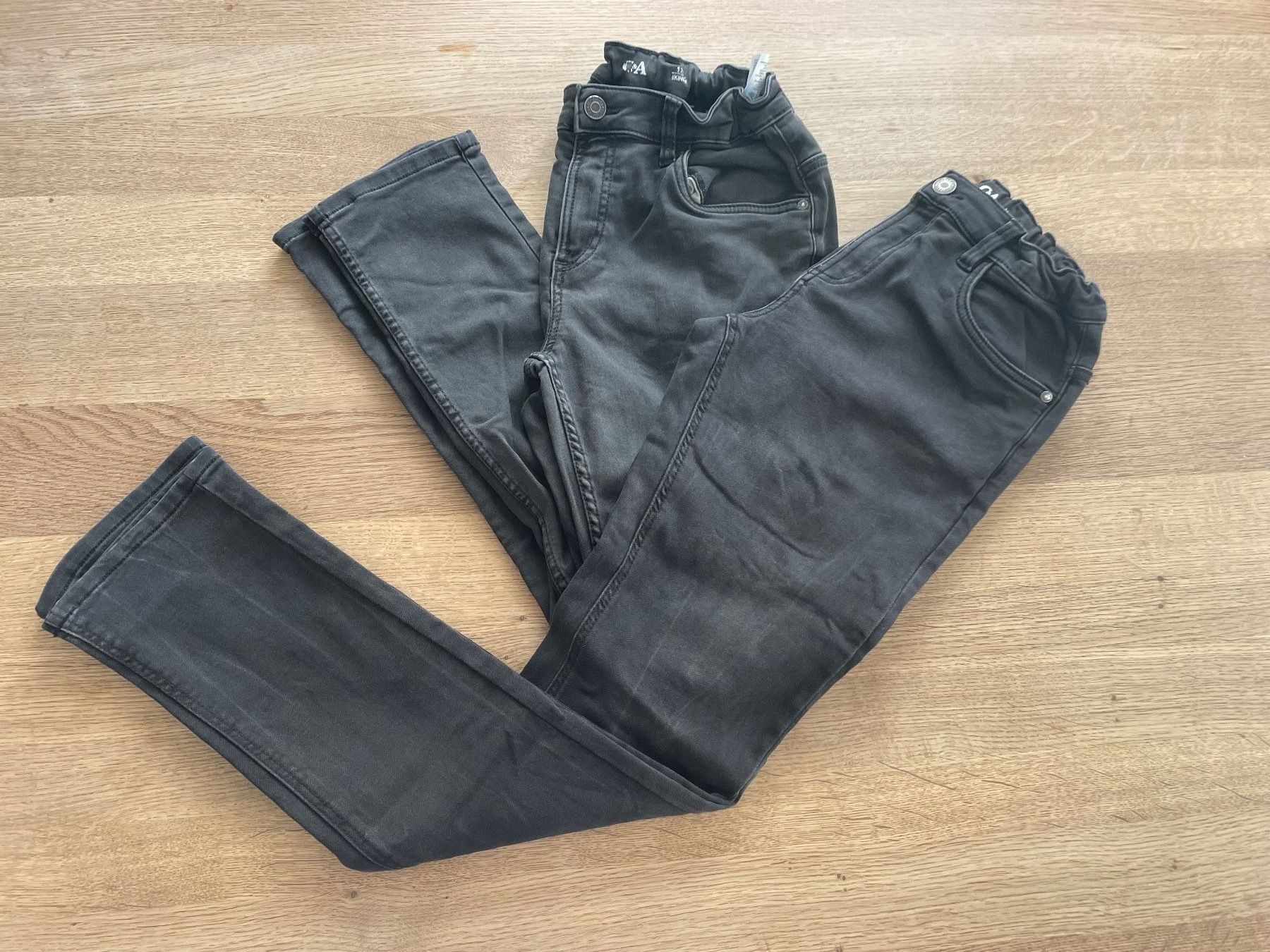 Lotti & Set di vestiti: Kleiderpaket 170/176 Hosen und Pullover – Usato da Winterthur venduto da sellforless 2