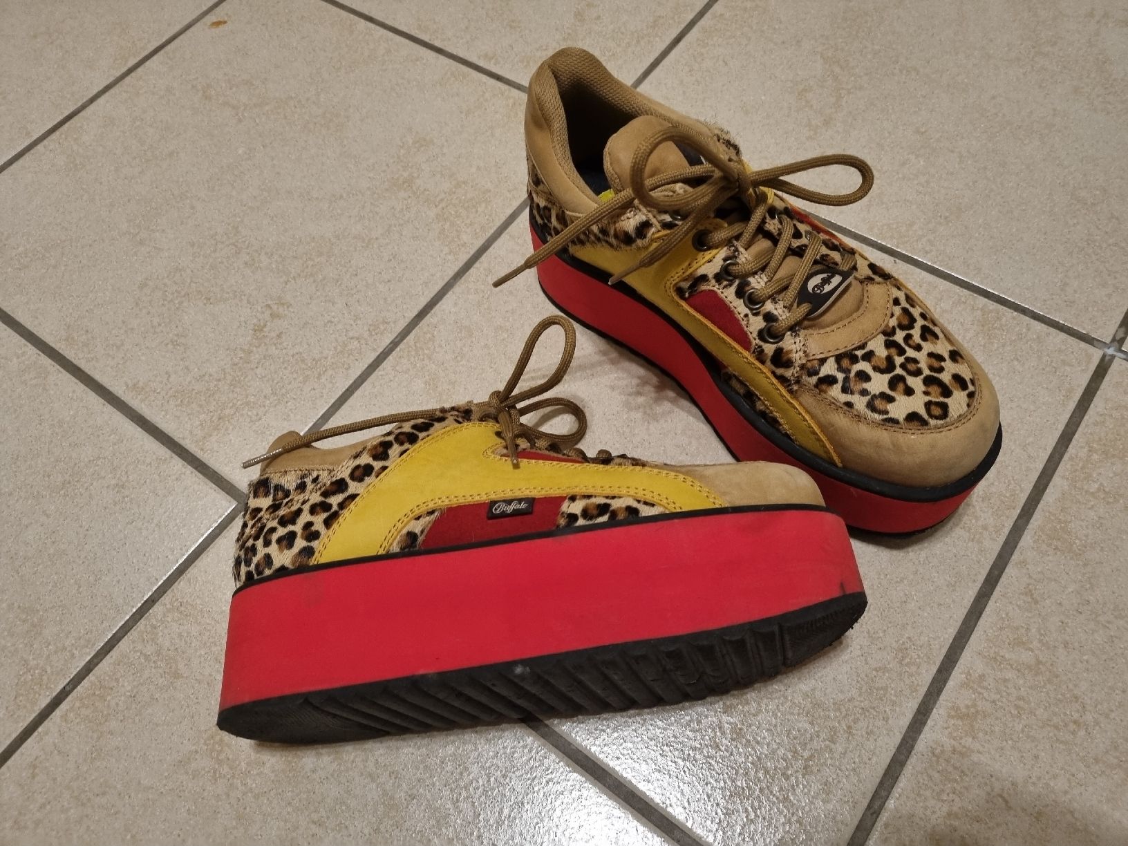 Buffalo Scarpe da donna: Buffalo Plateau Sneaker, Gr. 40, Neuwertig – Nuovo (secondo la descrizione) da Stans venduto da laslabambala