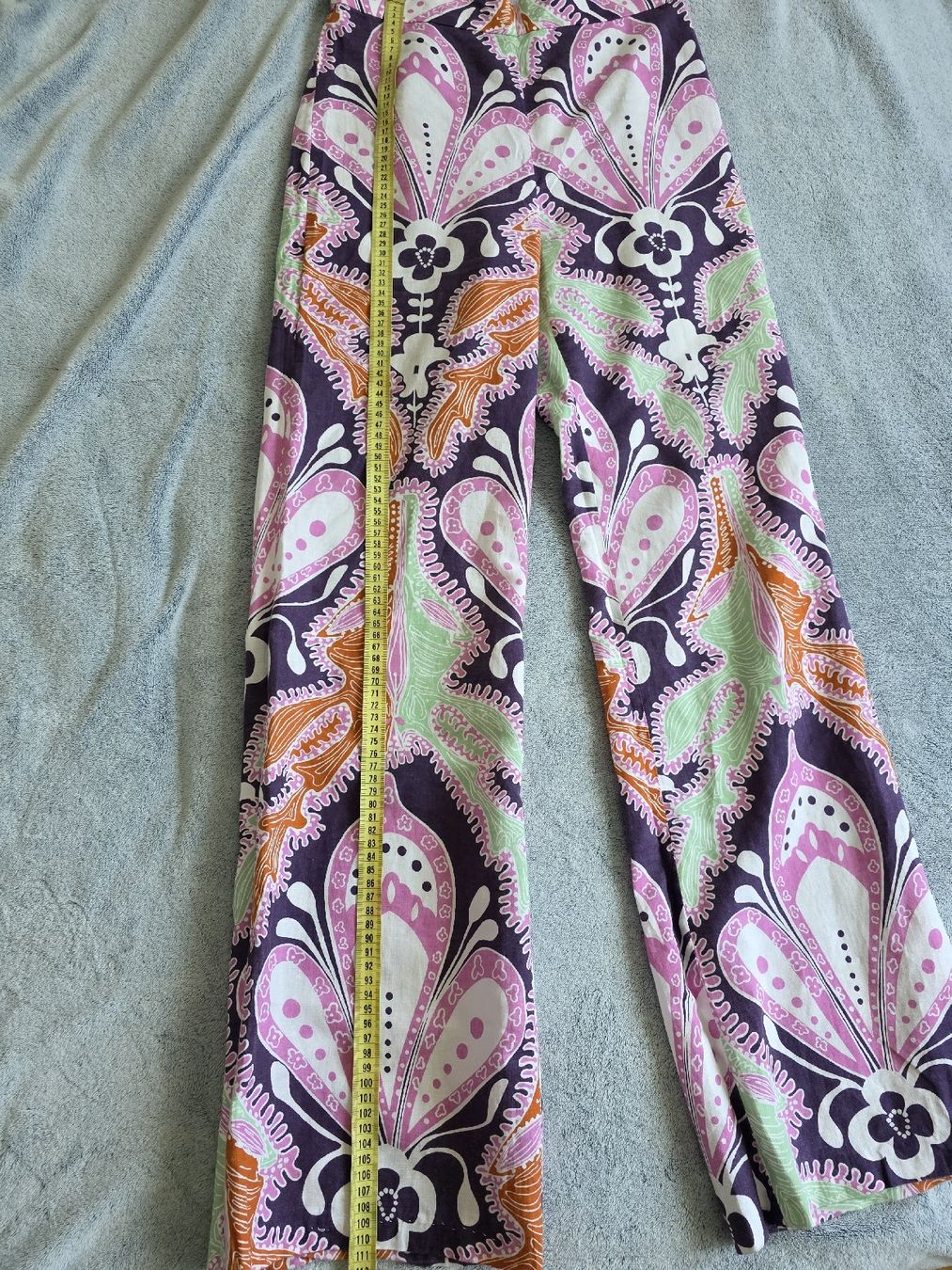 Zara Pantaloni: Zara Hose mit Muster, Grösse M – Usato da St Gallen venduto da vir_5kgt 2