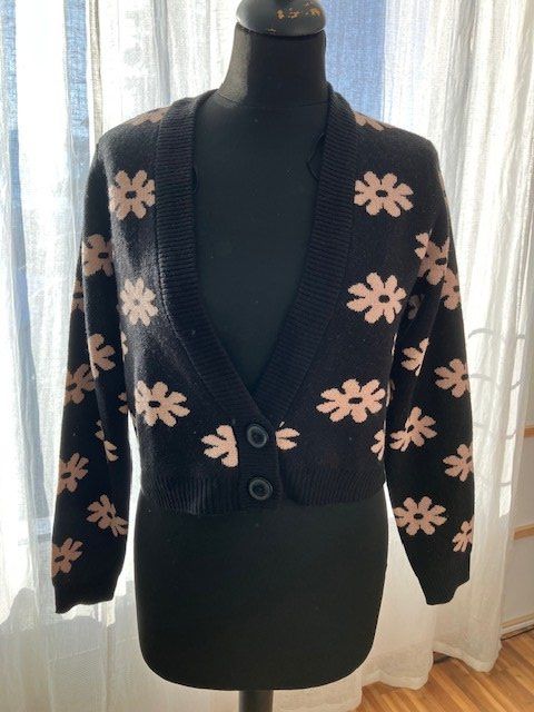 Vila Giacche: Schwarze Cropped Strickjacke mit Blumenmuster Gr. M – Usato da Uznach venduto da Atrani