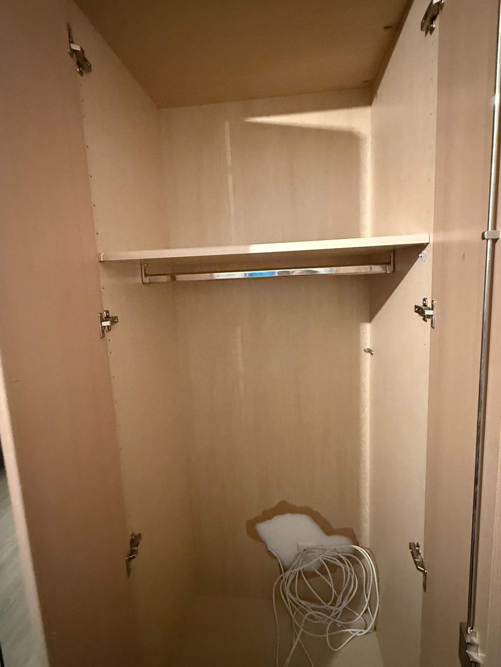 Armadi: Großer Kleiderschrank zu verschenken – Usato da Uzwil venduto da shi_9qs9 3