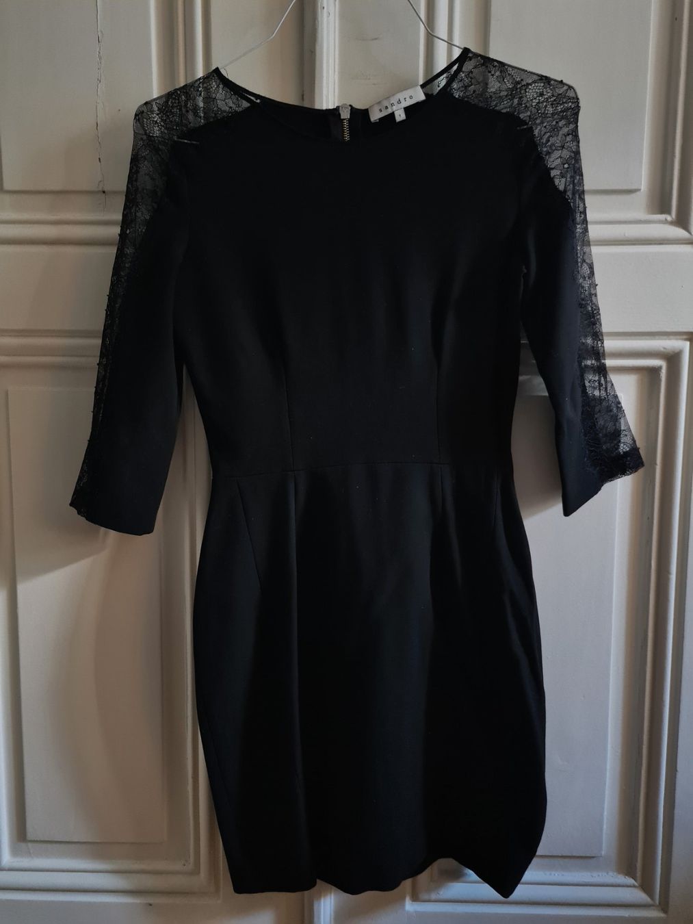 Sandro Kleider: Robe Sandro noire, manches dentelle T34 – Gebraucht aus Genève von Tresor305