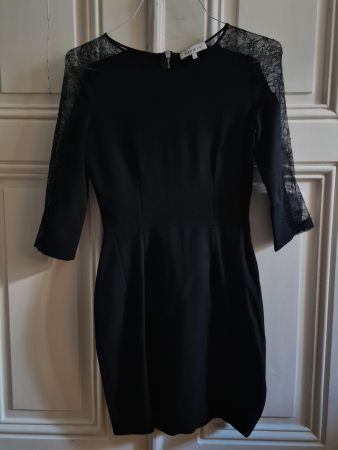 Robe Sandro noire, manches dentelle T34
