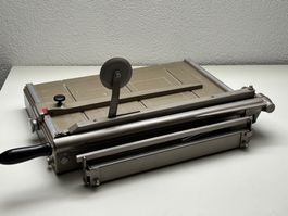 Papier- und Kartonschneidemaschine