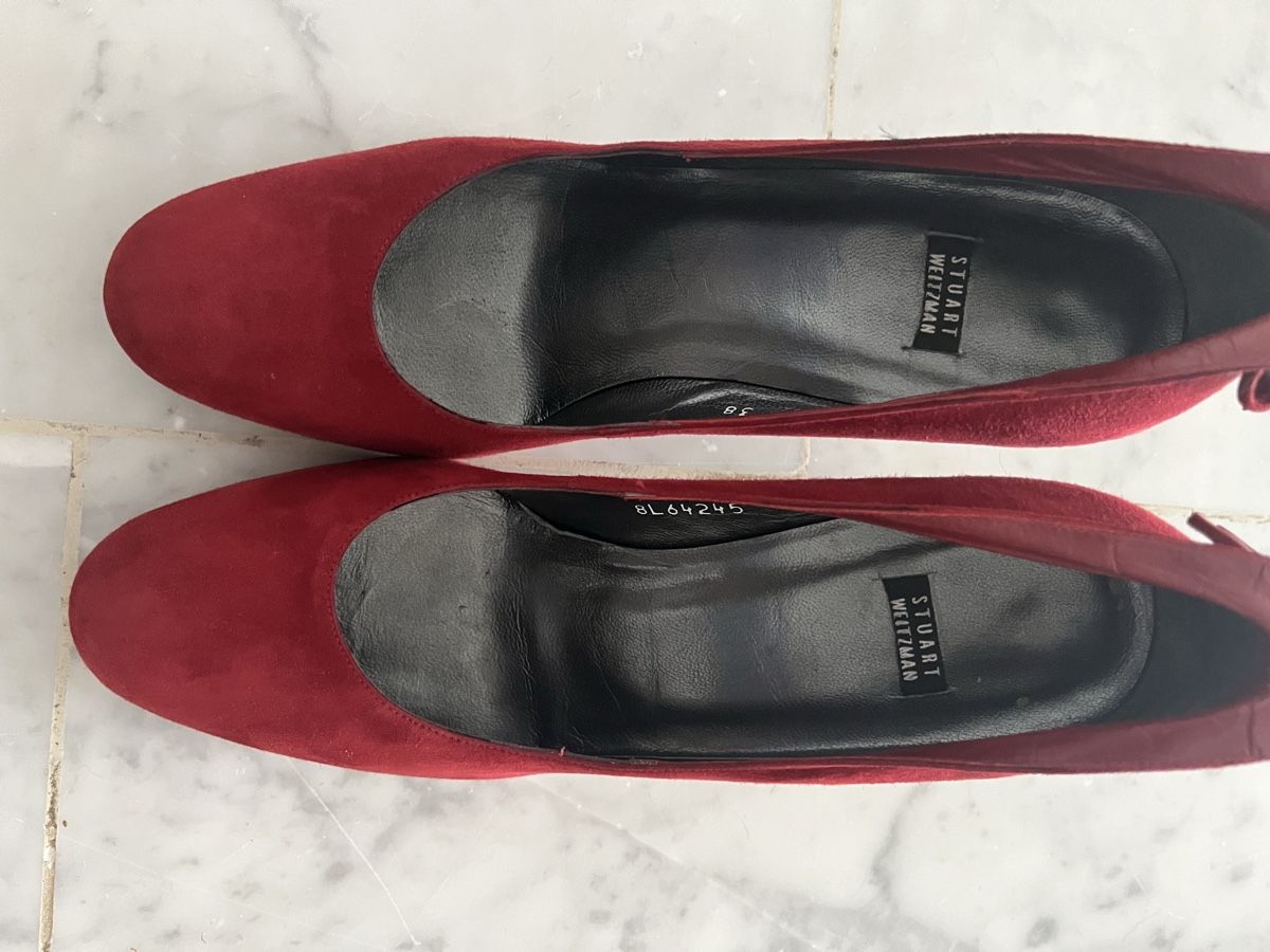 Stuart Weitzman Scarpe da donna: Rote Stuart Weitzman Pumps aus Wildleder, Gr. 38, elegant – Usato da Ehrendingen venduto da Mcarmela 2