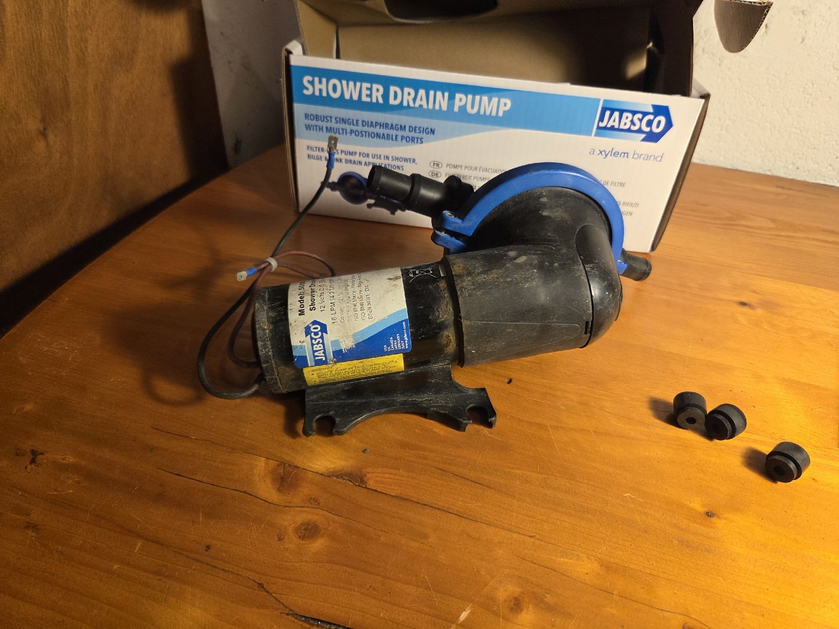 Pompe & Parti di ricambio: pompe eau grise 12V Jabsco Model 50889-1000 – Difettoso da Bourguillon venduto da Ramdam92
