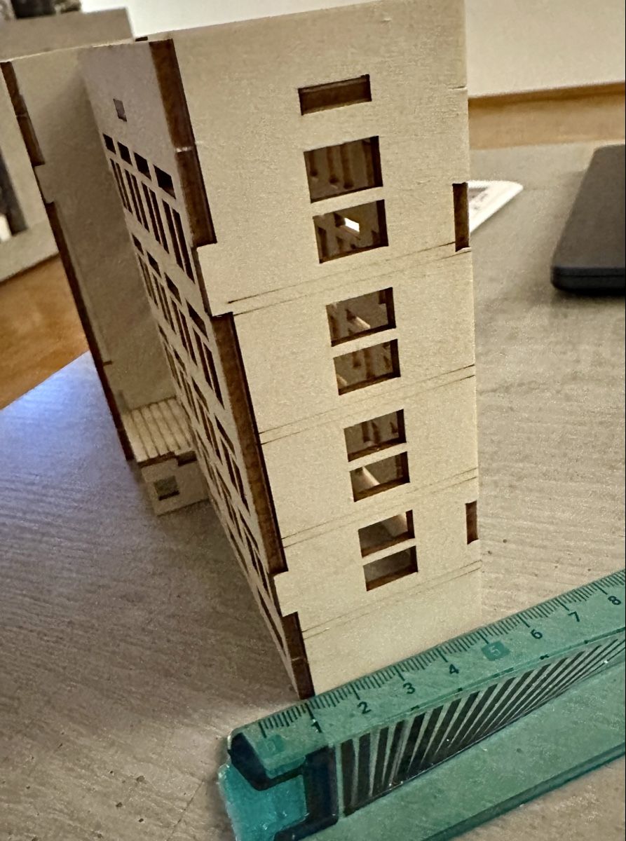 Märklin Modelleisenbahnen: Holzmodell Gebaeude  5 Stockwerke – Gebraucht aus Dietikon von Lidija0 3