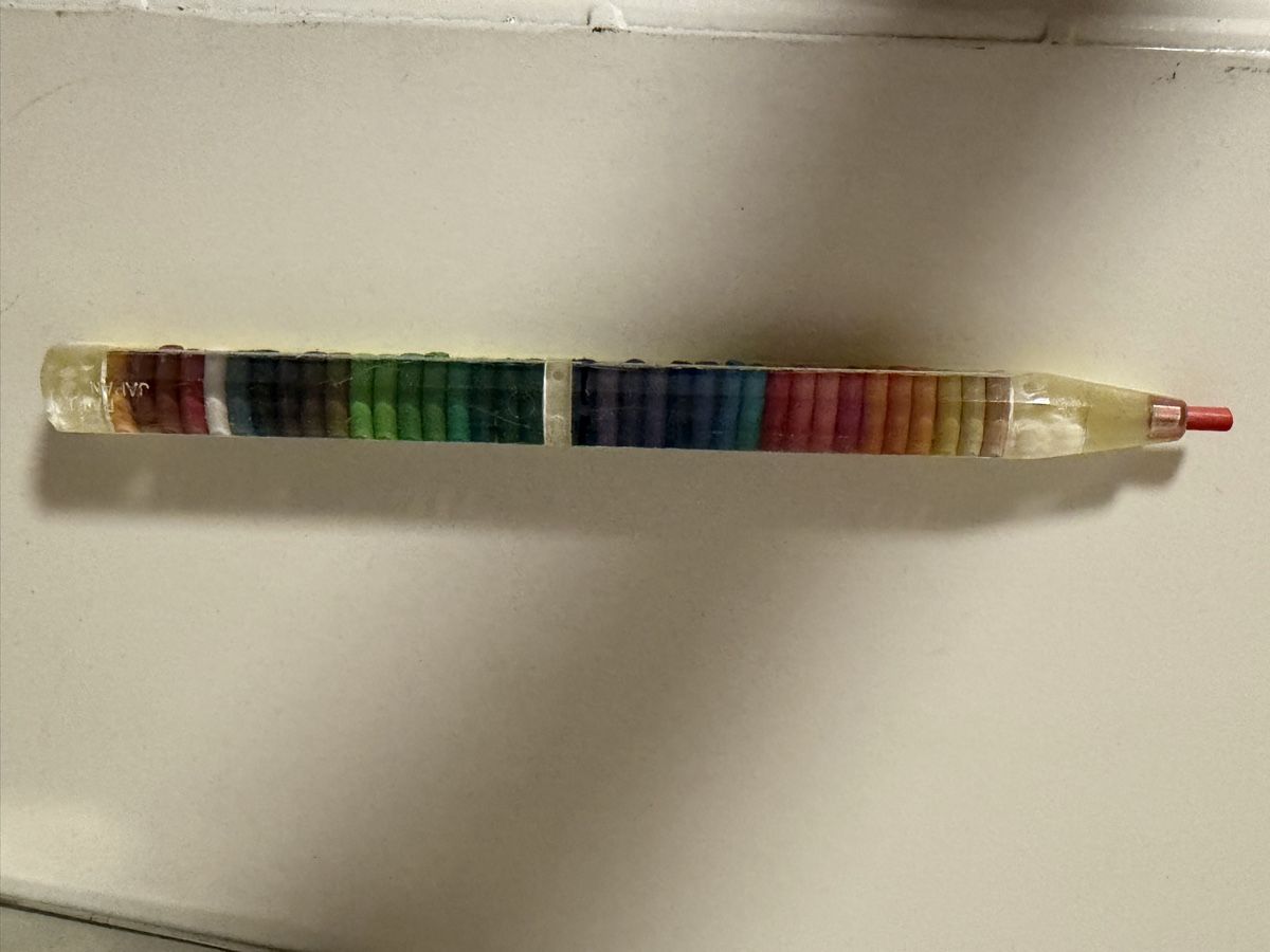 Stylos & Marker: Buntstift mit Wechselminen Regenbogen Design gebraucht – D'occasion à Thun par tahari