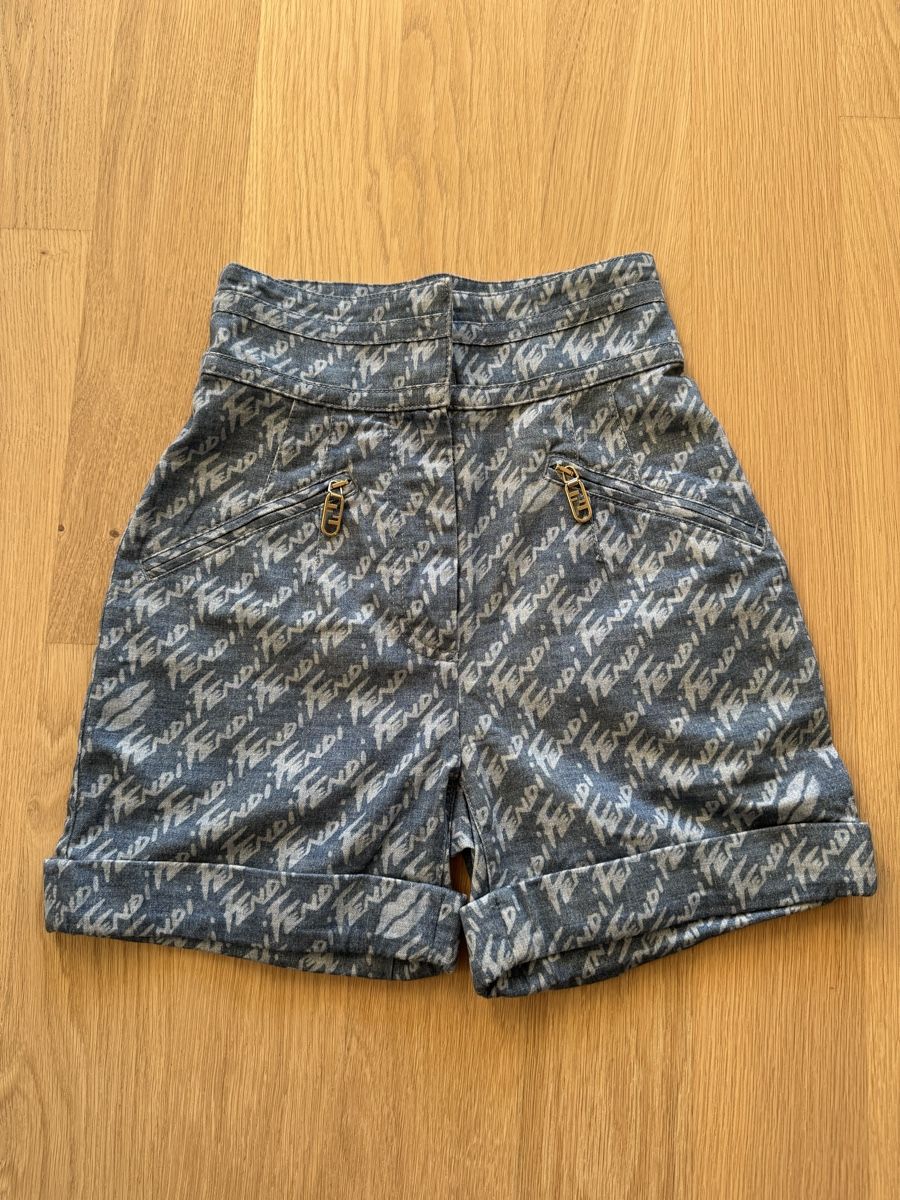 Jeans: Fendi High-Waisted Logo Denim Shorts – Nuovo (secondo la descrizione) da Vésenaz venduto da ann_7knk 3
