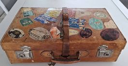 Belle valise en cuir vintage avec ustensiles d'époque 